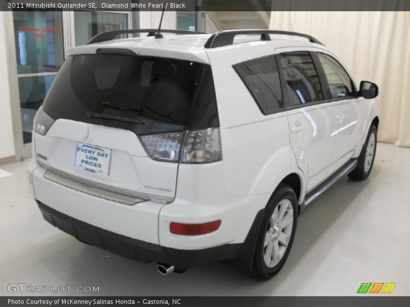 Diamond White Pearl / Black 2011 Mitsubishi Outlander SE
