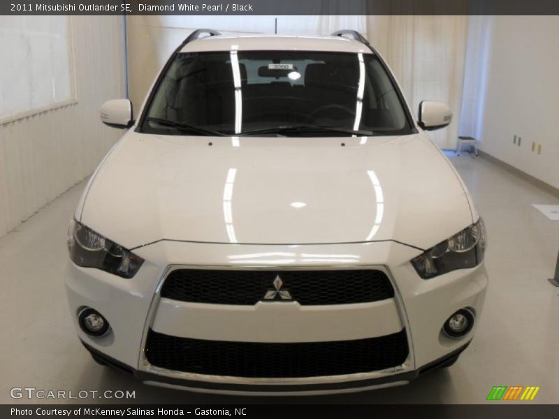 Diamond White Pearl / Black 2011 Mitsubishi Outlander SE