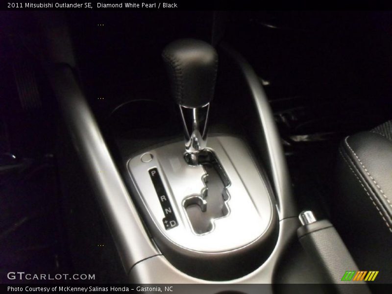 Diamond White Pearl / Black 2011 Mitsubishi Outlander SE