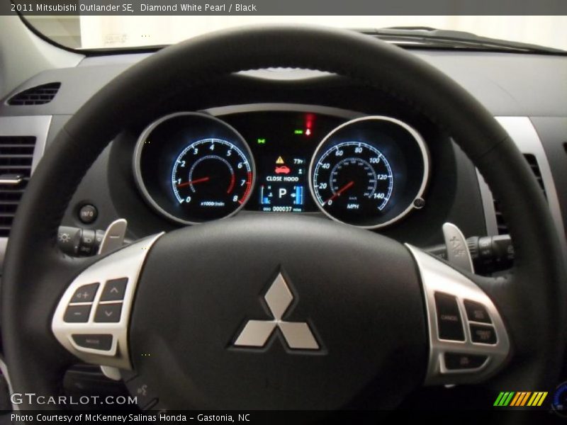 Diamond White Pearl / Black 2011 Mitsubishi Outlander SE