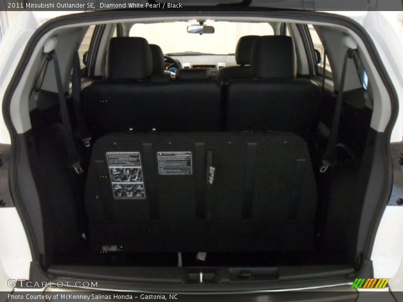 Diamond White Pearl / Black 2011 Mitsubishi Outlander SE