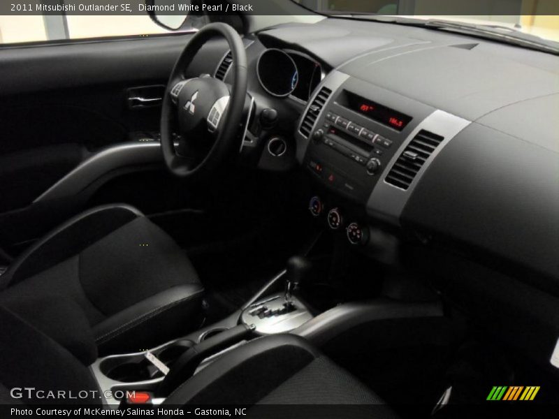 Diamond White Pearl / Black 2011 Mitsubishi Outlander SE