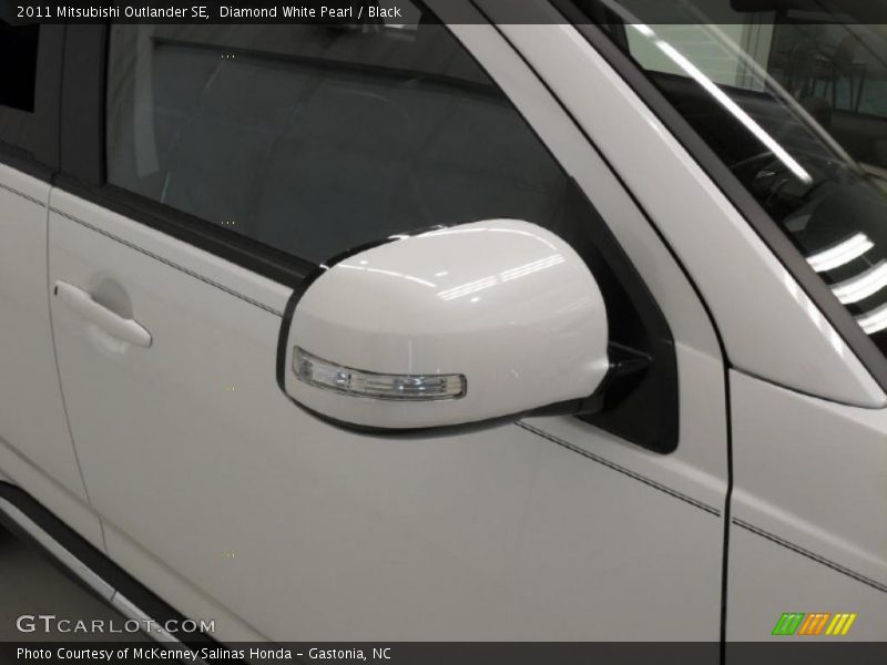 Diamond White Pearl / Black 2011 Mitsubishi Outlander SE