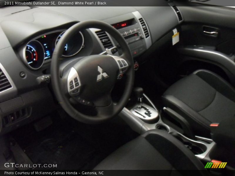 Diamond White Pearl / Black 2011 Mitsubishi Outlander SE