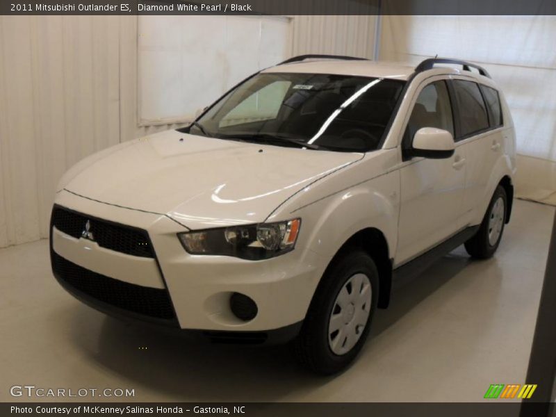 Diamond White Pearl / Black 2011 Mitsubishi Outlander ES