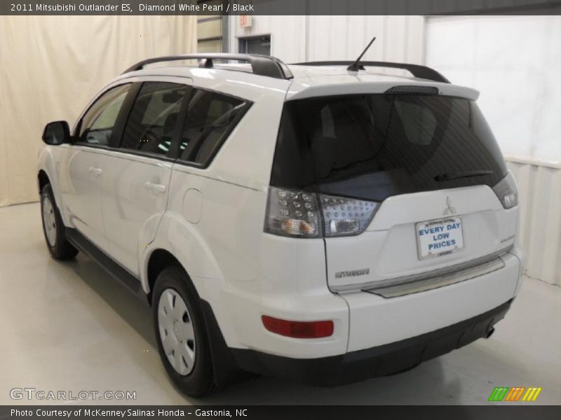 Diamond White Pearl / Black 2011 Mitsubishi Outlander ES