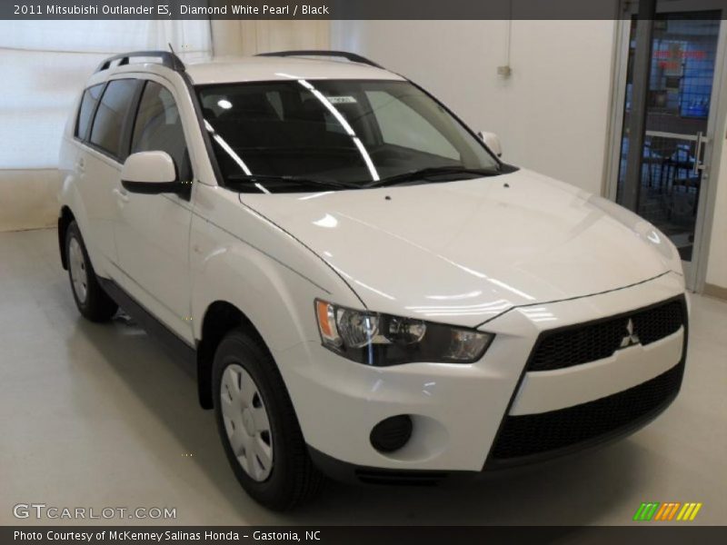 Diamond White Pearl / Black 2011 Mitsubishi Outlander ES