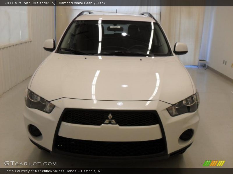 Diamond White Pearl / Black 2011 Mitsubishi Outlander ES
