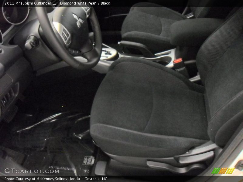 Diamond White Pearl / Black 2011 Mitsubishi Outlander ES