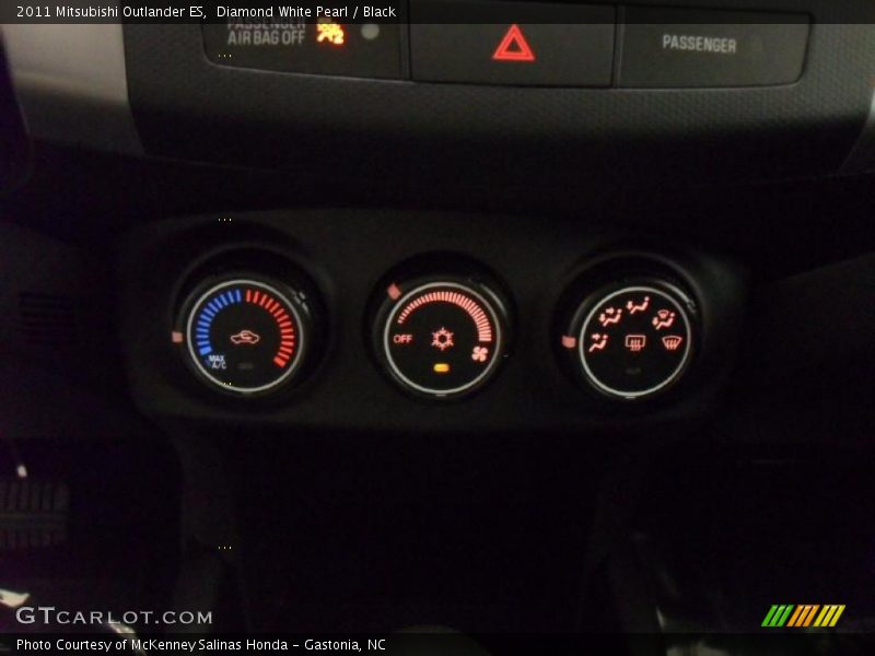 Diamond White Pearl / Black 2011 Mitsubishi Outlander ES