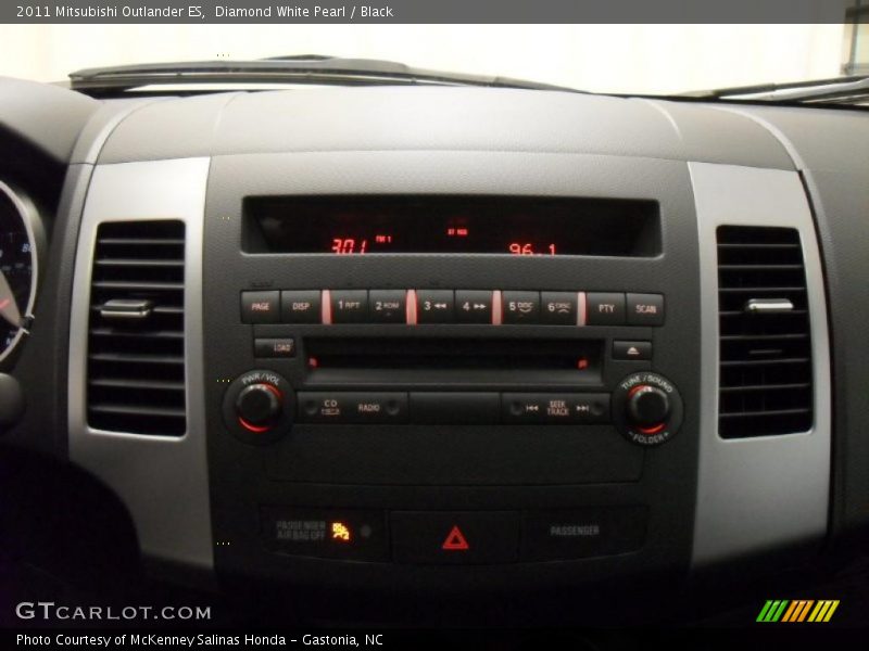 Diamond White Pearl / Black 2011 Mitsubishi Outlander ES