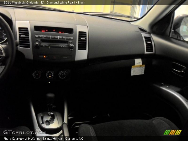 Diamond White Pearl / Black 2011 Mitsubishi Outlander ES