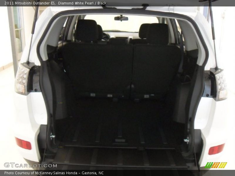 Diamond White Pearl / Black 2011 Mitsubishi Outlander ES