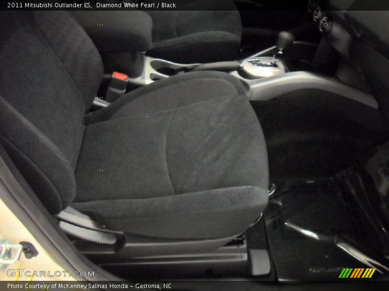Diamond White Pearl / Black 2011 Mitsubishi Outlander ES
