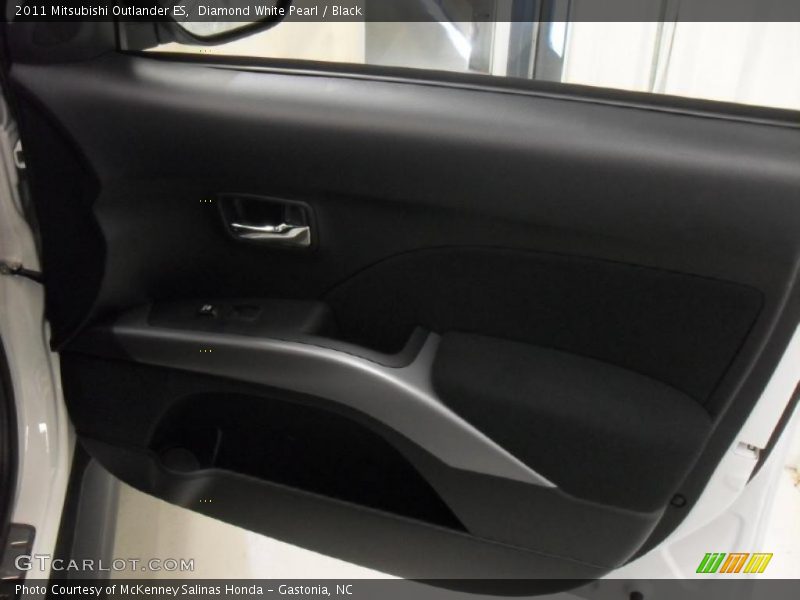 Diamond White Pearl / Black 2011 Mitsubishi Outlander ES