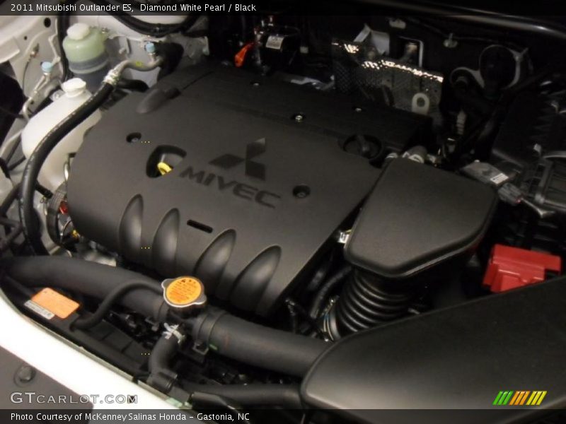 Diamond White Pearl / Black 2011 Mitsubishi Outlander ES