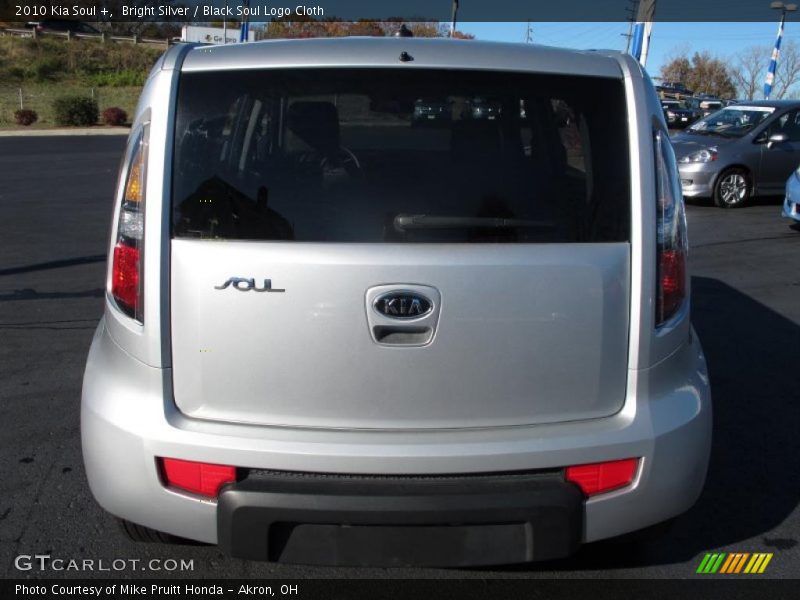 Bright Silver / Black Soul Logo Cloth 2010 Kia Soul +