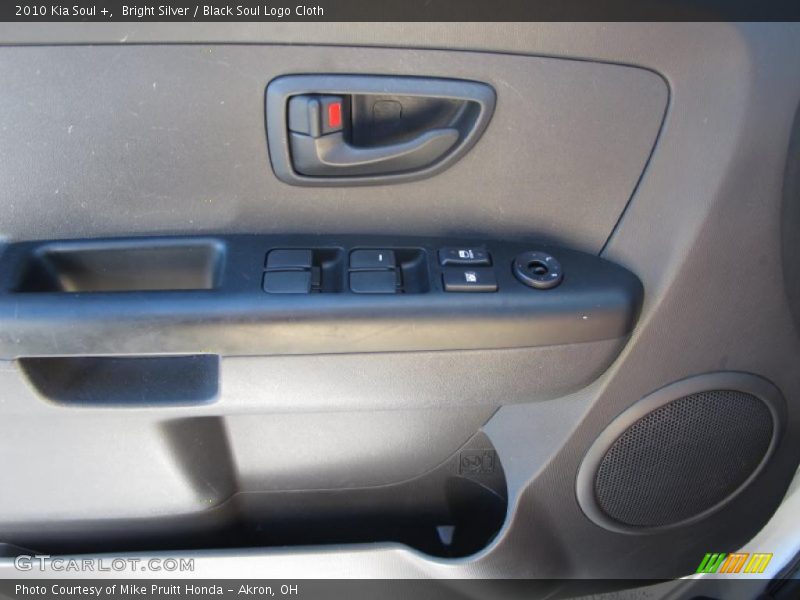 Bright Silver / Black Soul Logo Cloth 2010 Kia Soul +