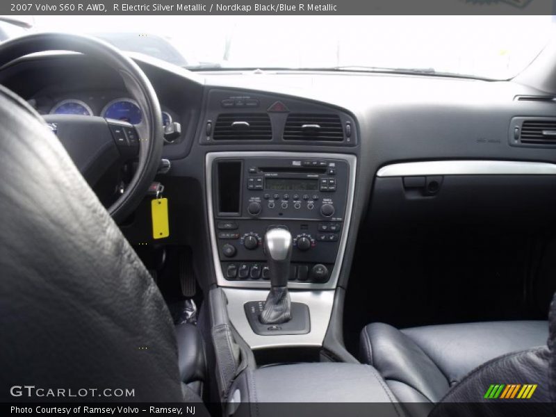 Dashboard of 2007 S60 R AWD