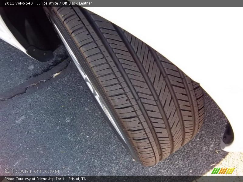 Ice White / Off Black Leather 2011 Volvo S40 T5
