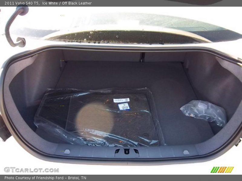 Ice White / Off Black Leather 2011 Volvo S40 T5