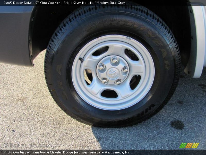 Bright Silver Metallic / Medium Slate Gray 2005 Dodge Dakota ST Club Cab 4x4