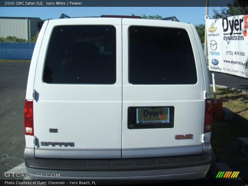Ivory White / Pewter 2000 GMC Safari SLE