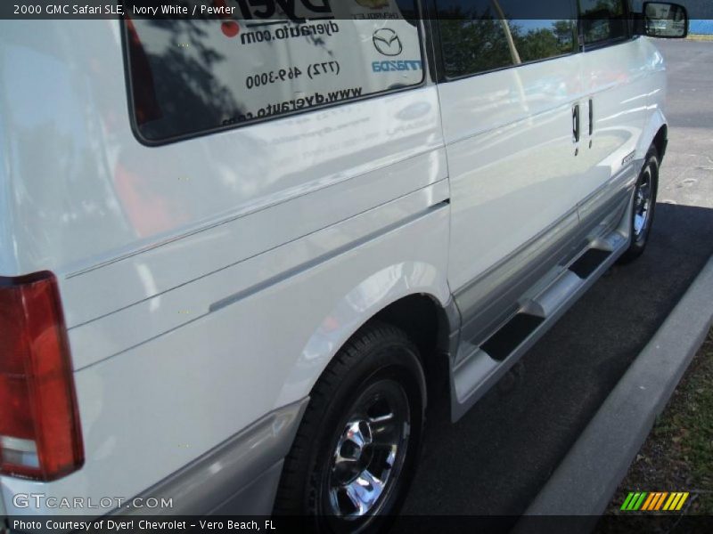 Ivory White / Pewter 2000 GMC Safari SLE