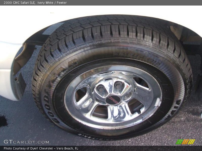 Ivory White / Pewter 2000 GMC Safari SLE