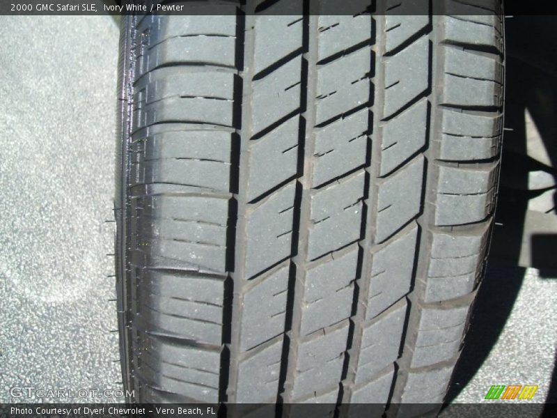 Ivory White / Pewter 2000 GMC Safari SLE