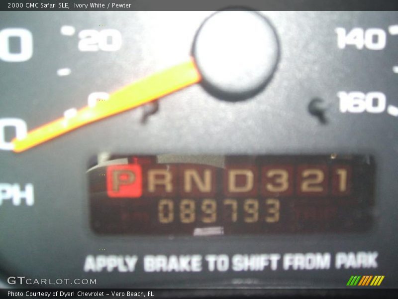Ivory White / Pewter 2000 GMC Safari SLE