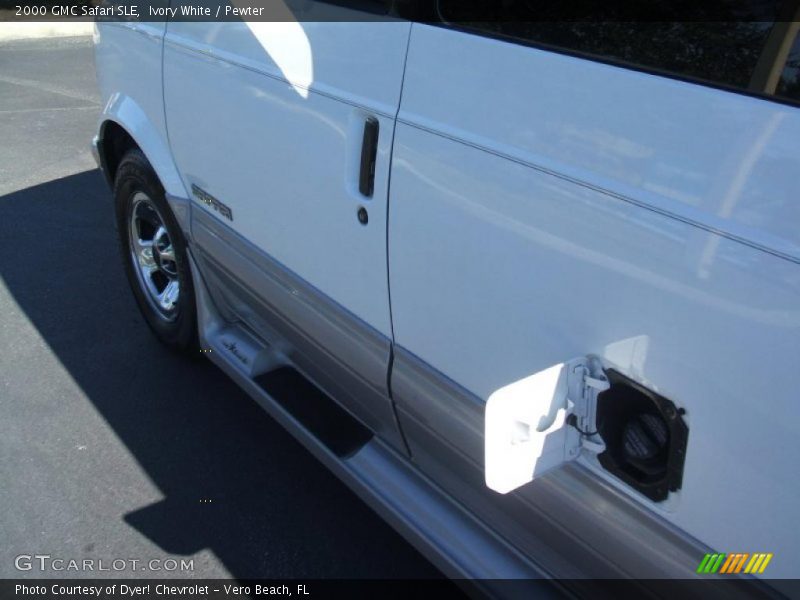 Ivory White / Pewter 2000 GMC Safari SLE