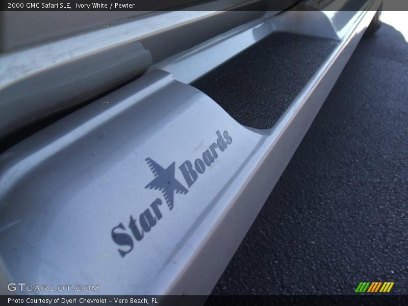 Ivory White / Pewter 2000 GMC Safari SLE
