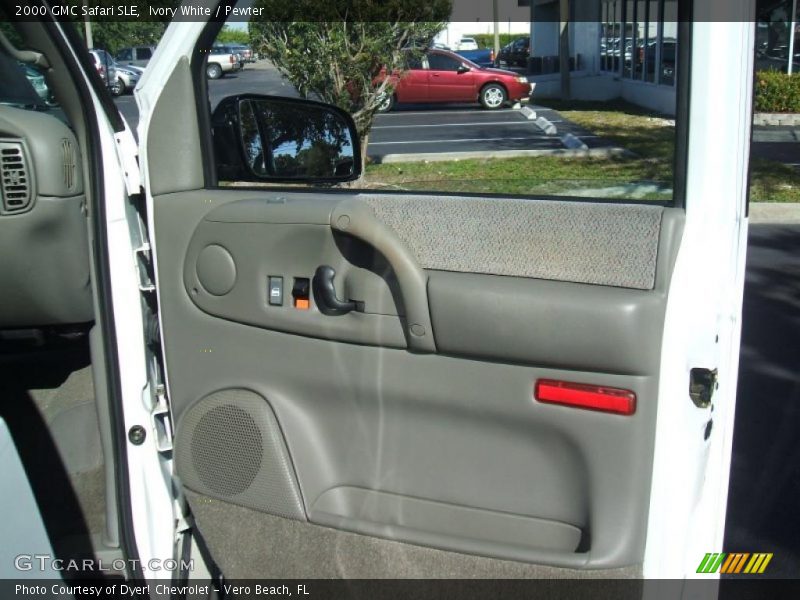 Ivory White / Pewter 2000 GMC Safari SLE