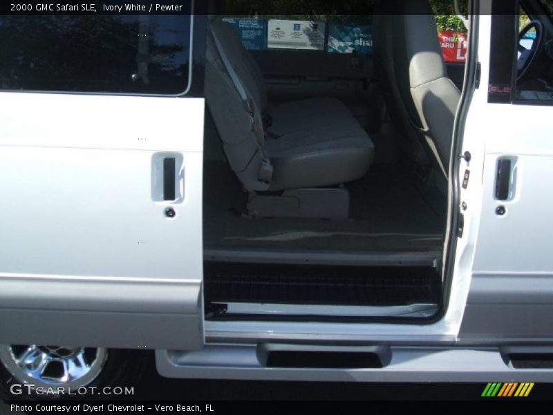 Ivory White / Pewter 2000 GMC Safari SLE
