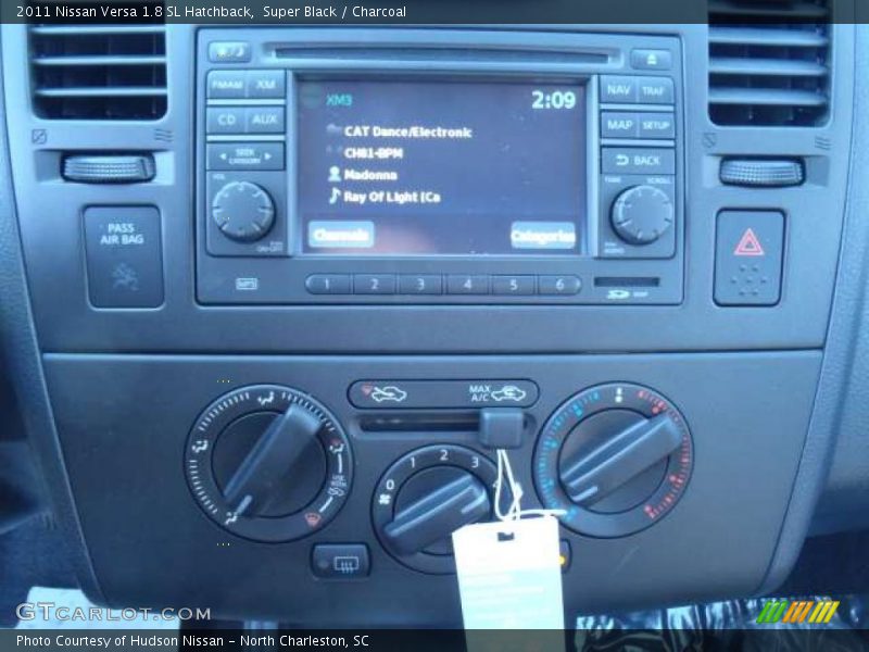 Controls of 2011 Versa 1.8 SL Hatchback