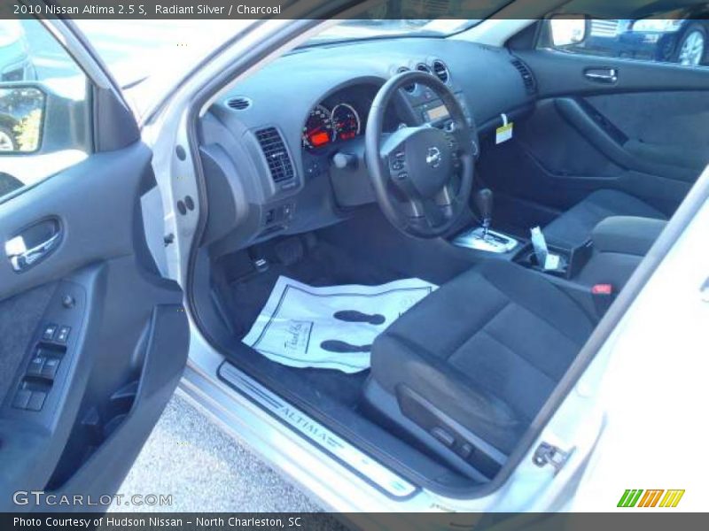 Radiant Silver / Charcoal 2010 Nissan Altima 2.5 S