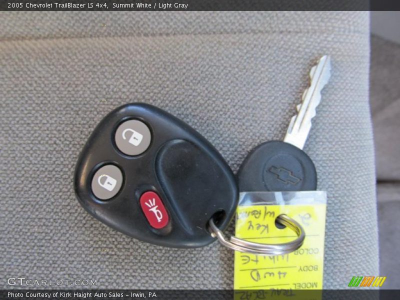 Summit White / Light Gray 2005 Chevrolet TrailBlazer LS 4x4