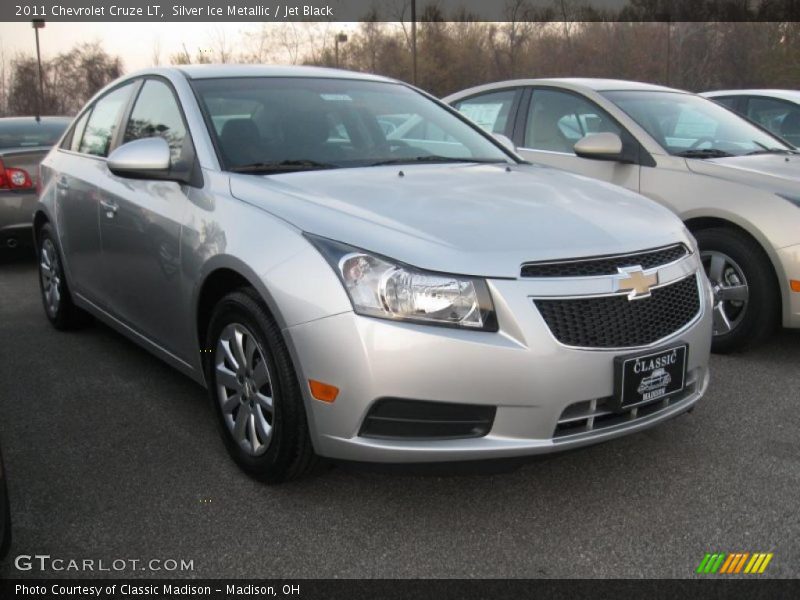 Front 3/4 View of 2011 Cruze LT