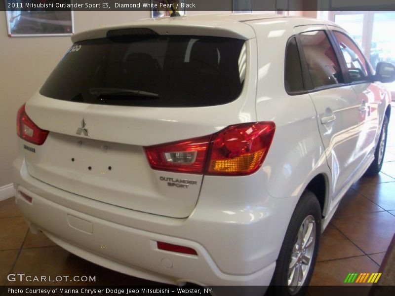 Diamond White Pearl / Black 2011 Mitsubishi Outlander Sport ES