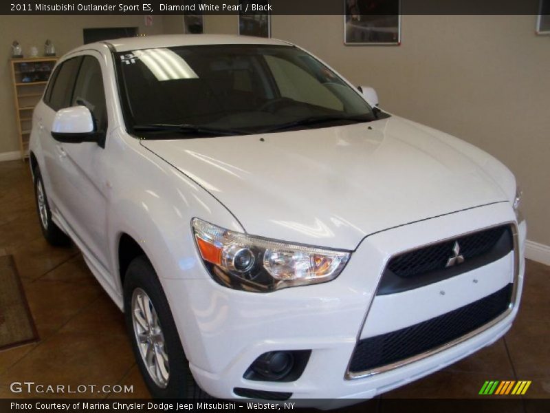 Diamond White Pearl / Black 2011 Mitsubishi Outlander Sport ES
