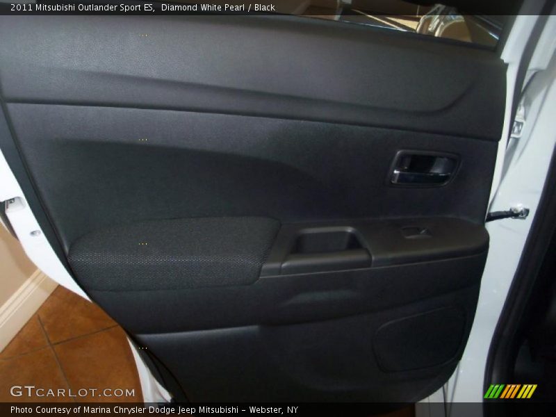 Diamond White Pearl / Black 2011 Mitsubishi Outlander Sport ES