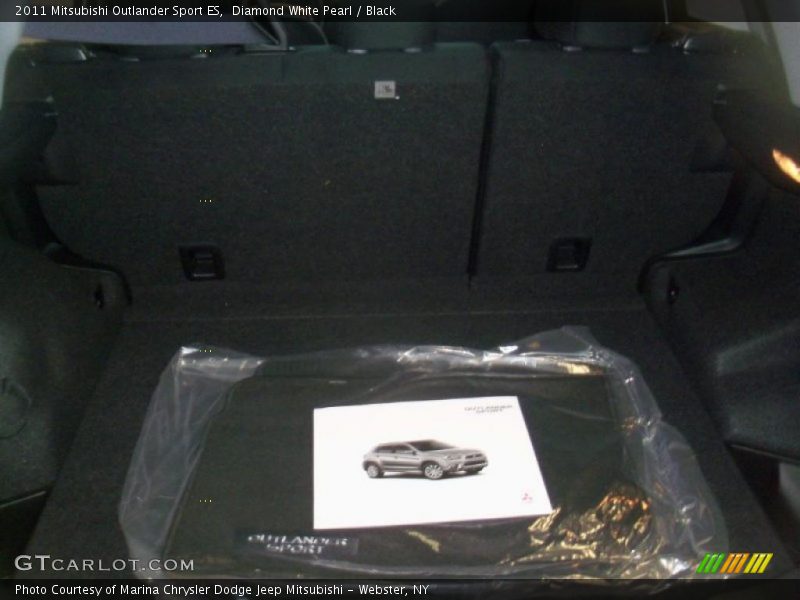 Diamond White Pearl / Black 2011 Mitsubishi Outlander Sport ES