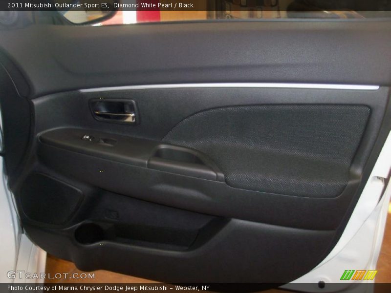 Diamond White Pearl / Black 2011 Mitsubishi Outlander Sport ES
