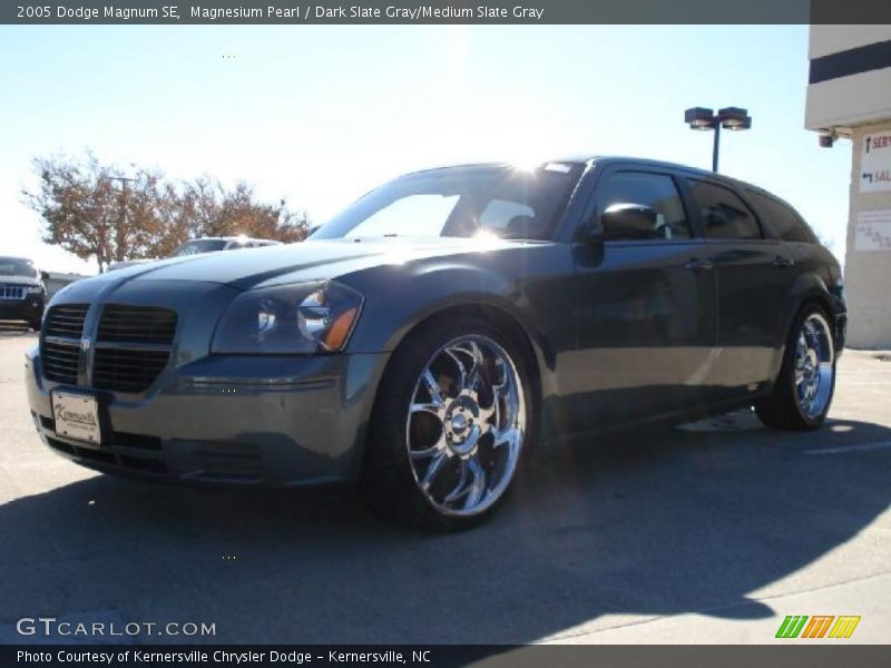 Front 3/4 View of 2005 Magnum SE