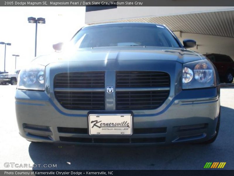 Magnesium Pearl / Dark Slate Gray/Medium Slate Gray 2005 Dodge Magnum SE