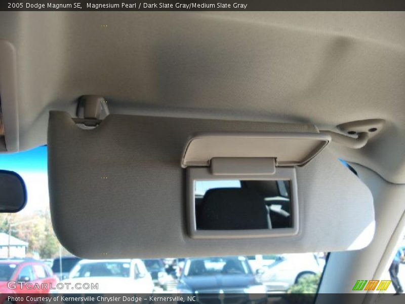 Magnesium Pearl / Dark Slate Gray/Medium Slate Gray 2005 Dodge Magnum SE