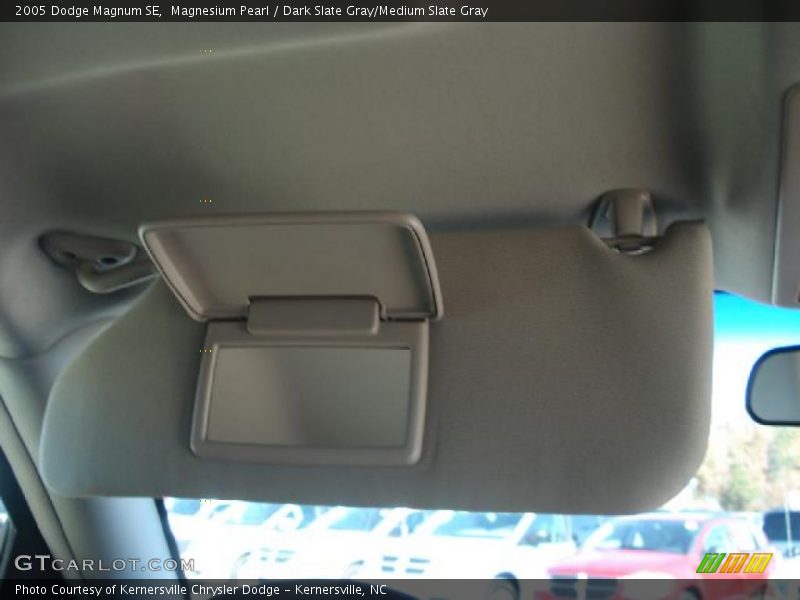 Magnesium Pearl / Dark Slate Gray/Medium Slate Gray 2005 Dodge Magnum SE