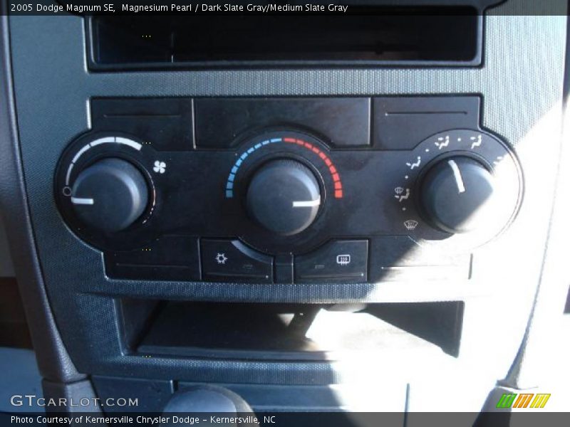 Magnesium Pearl / Dark Slate Gray/Medium Slate Gray 2005 Dodge Magnum SE
