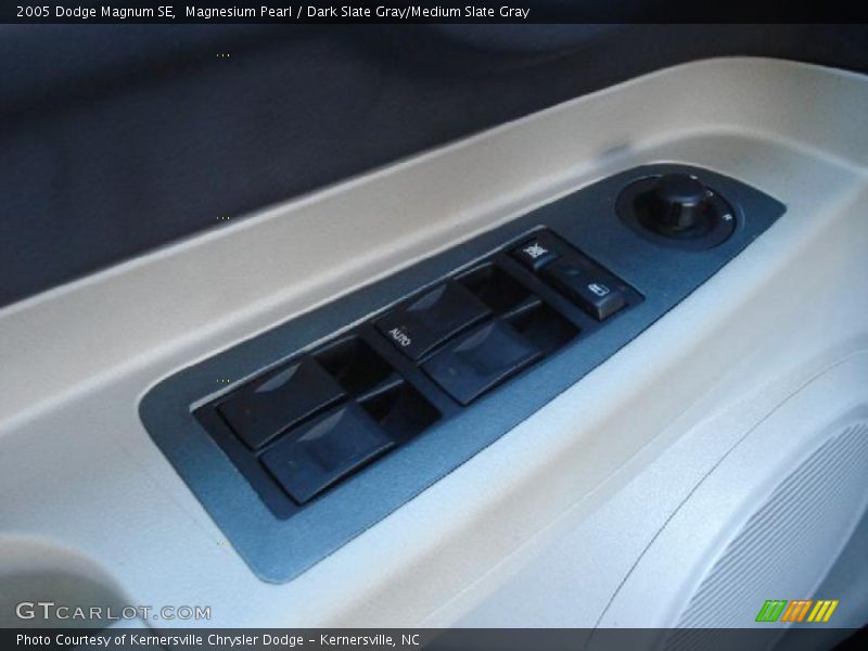 Magnesium Pearl / Dark Slate Gray/Medium Slate Gray 2005 Dodge Magnum SE